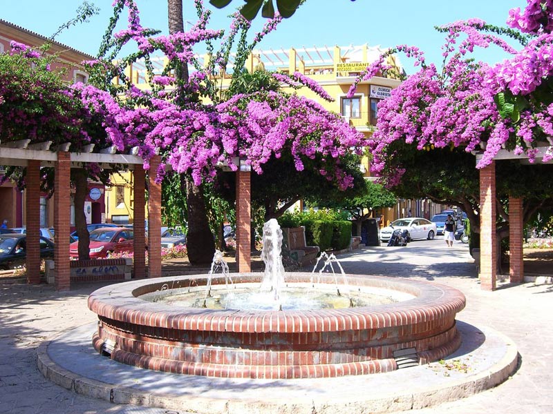 Fontein met paarse bloemen in Denia
