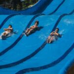 Estudiantes bajando por un tobogán en Aqualandia
