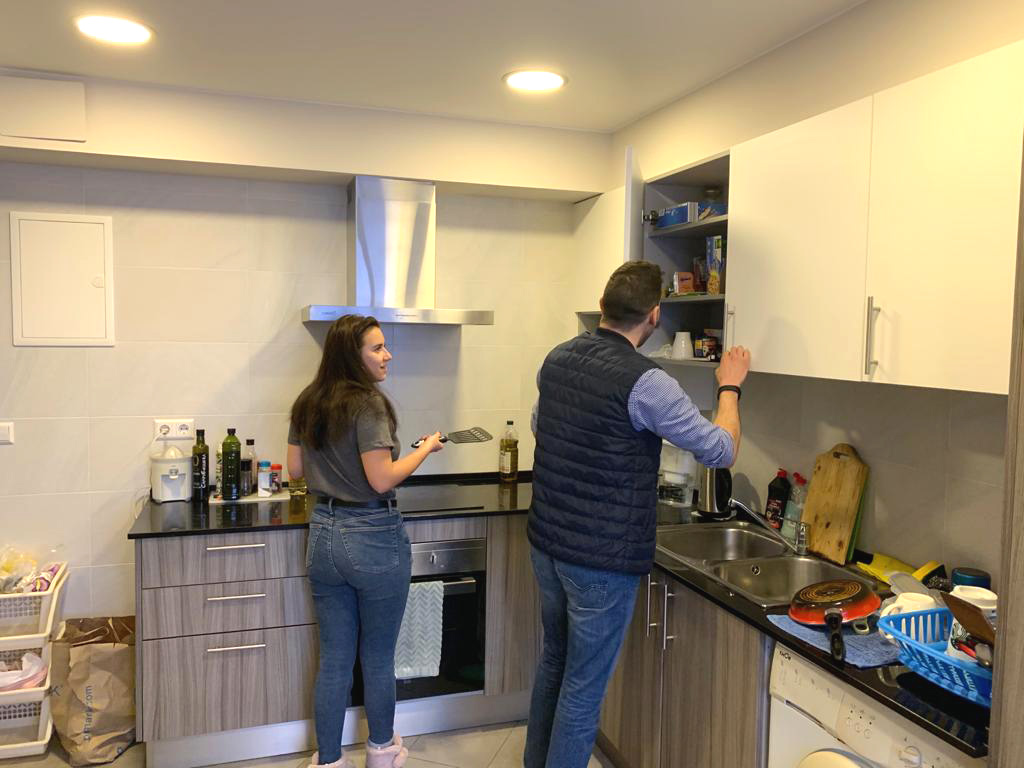 samen koken in een gedeelde flat in spanje