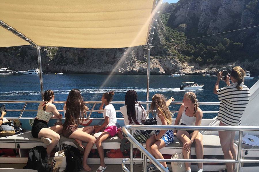 Jóvenes en España en una excursión en barco