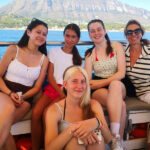 Jóvenes en España en una excursión en barco