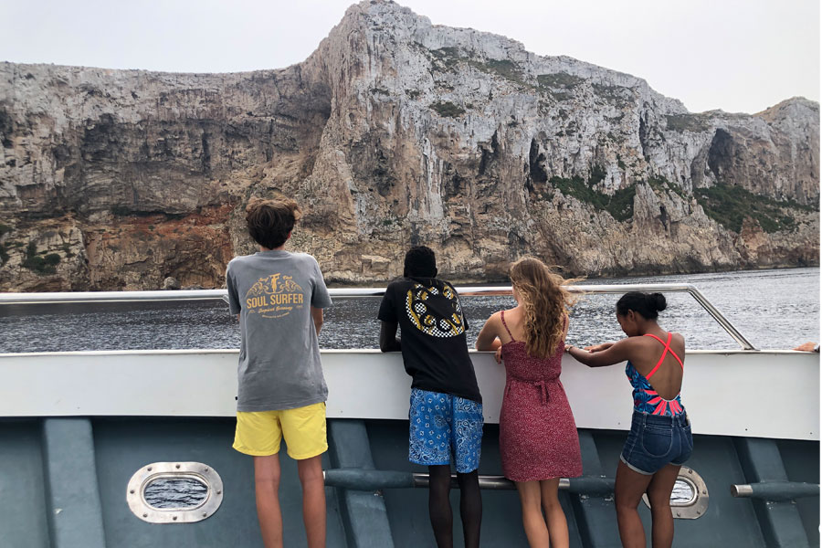 Grupo escolar en España en una excursión en barco