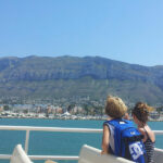 Dos estudiantes de español en una excursión en barco en Denia