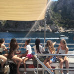 Schulgruppe in einem Boot in Spanien