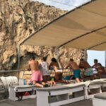 Schulgruppe in einem Boot in Spanien