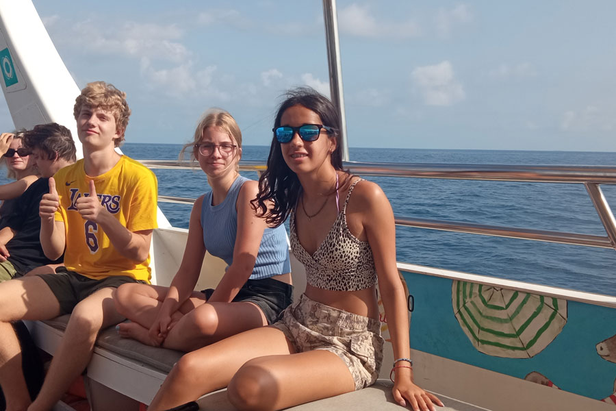 Schulgruppe in einem Boot in Spanien