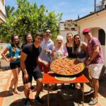 Spaanse klas kookt paella en maakt een groepsfoto