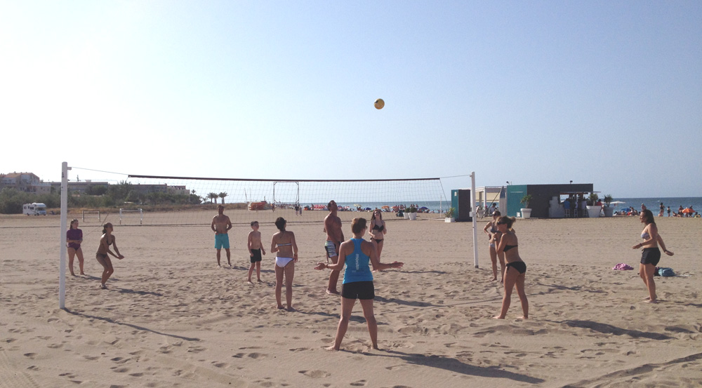 Spaanse cursus volleybal op het strand