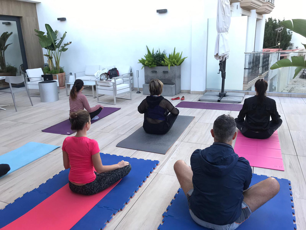 Spaanse studenten doen yoga op het terras van een Spaanse school