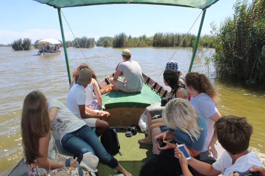 Schulgruppe in einem Boot in Valencia, Spanien