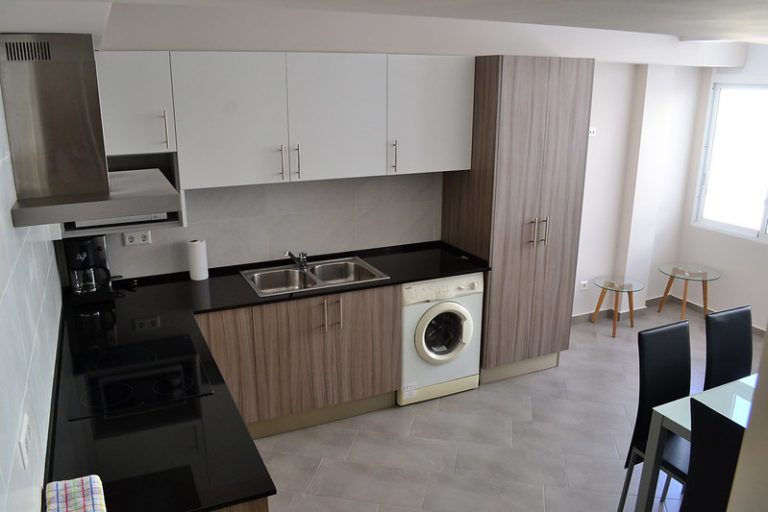 Kuchnia we wspólnym mieszkaniu szkoły językowej TLC Denia
