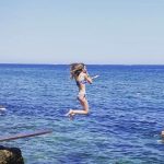 Vrouw springt in het overzees in Spanje