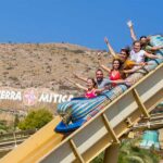 Studenti di un gruppo scolastico in un'attrazione di Terra Mítica in Spagna
