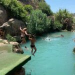 Studenti che si tuffano in acqua a Fonts de l'Algar in Spagna