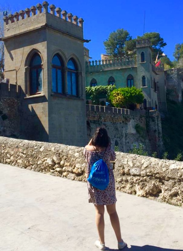 Studente che scatta una foto al castello di Játiva, in Spagna