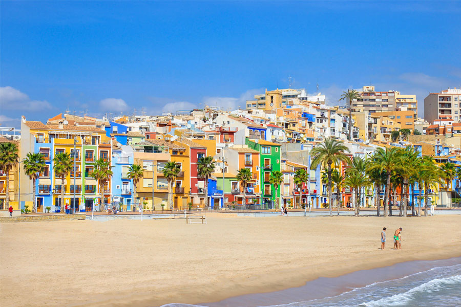Spiaggia di Villajoyosa in Spagna con case colorate