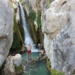 Étudiants sous une cascade à Fonts de l'Algar en Espagne