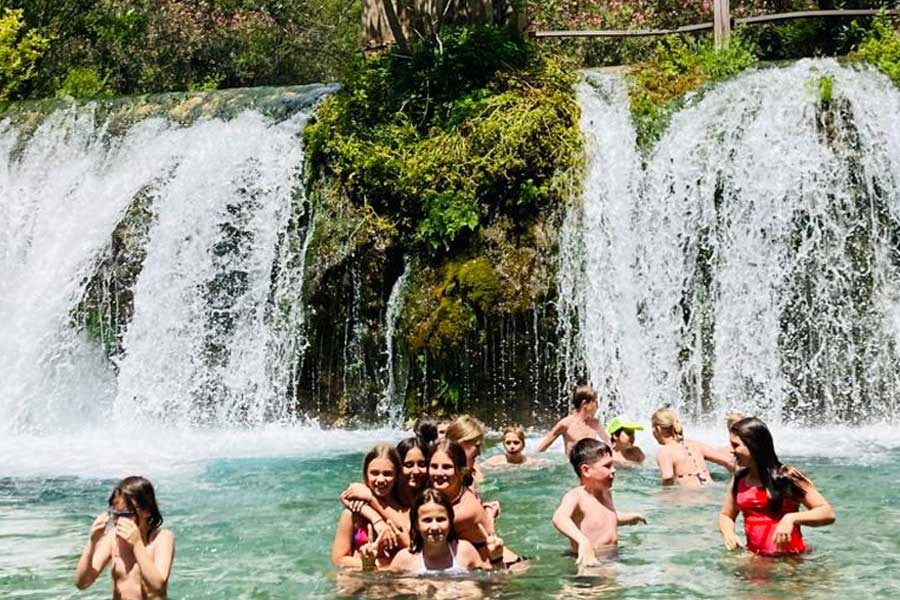 Groupe de voyage scolaire à Fonts de l'Algar, en Espagne