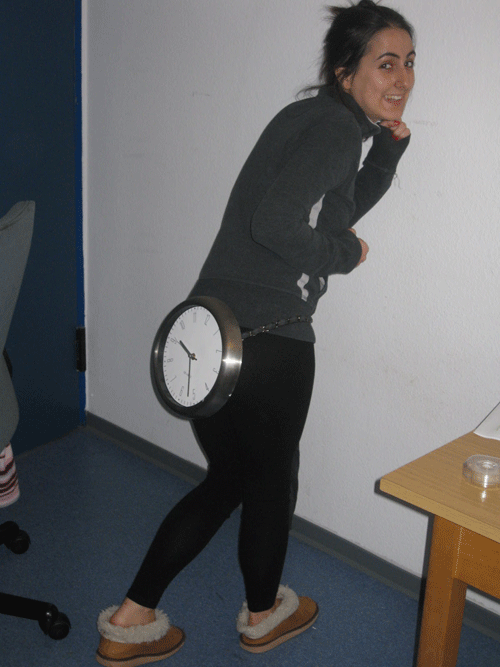 Frau mit Uhr