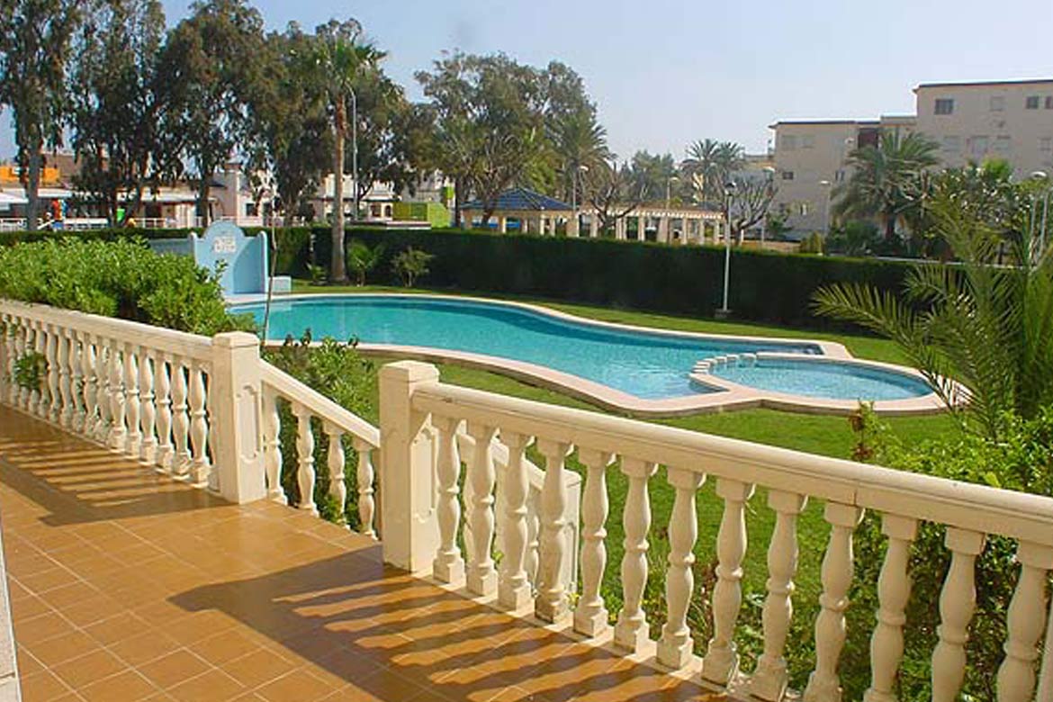 Swimming pool of the beach apartment in Denia