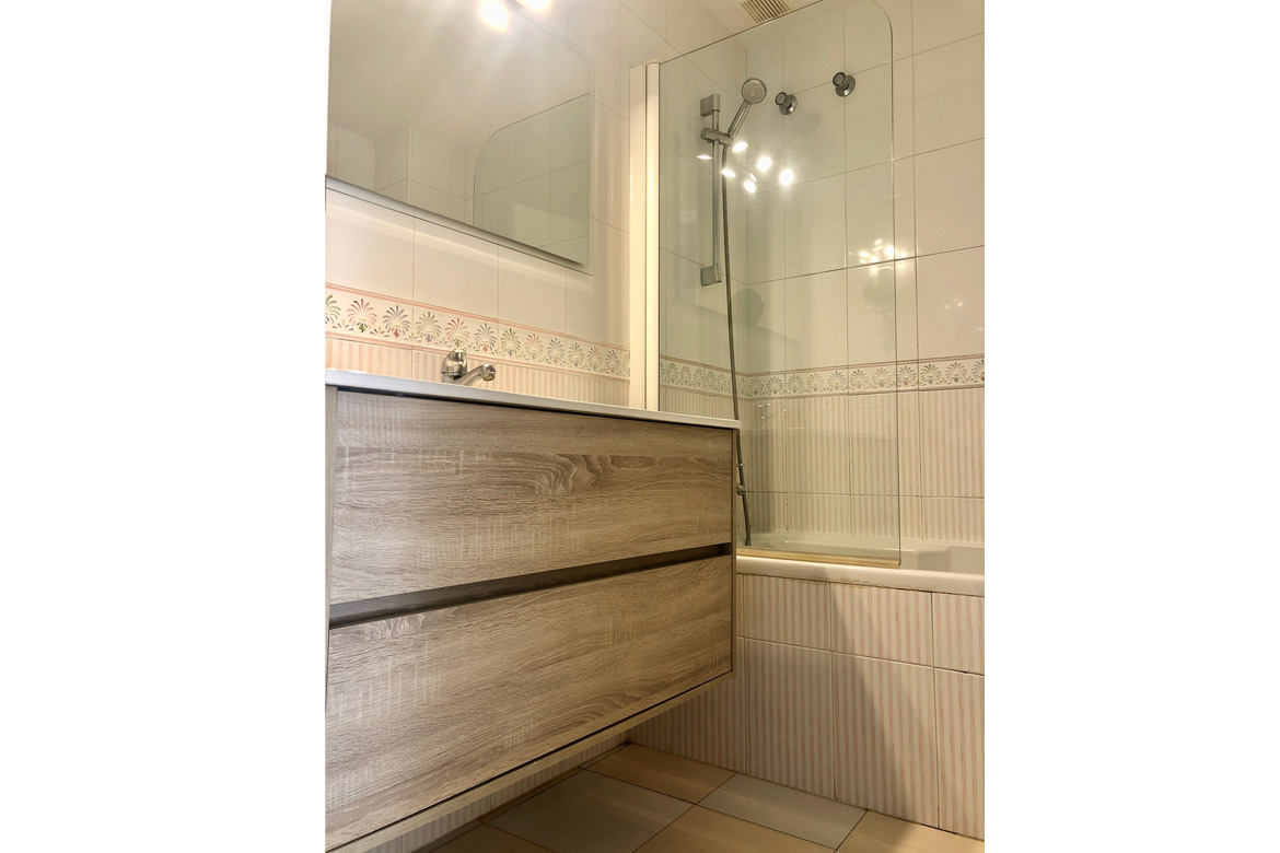 Bathroom of Marina Azul beach apartment in Denia