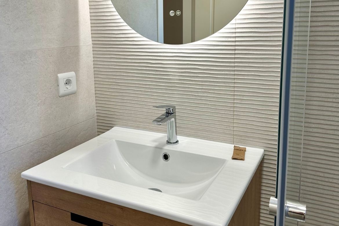 Salle de bain et chambre de l'appartement de plage à Denia