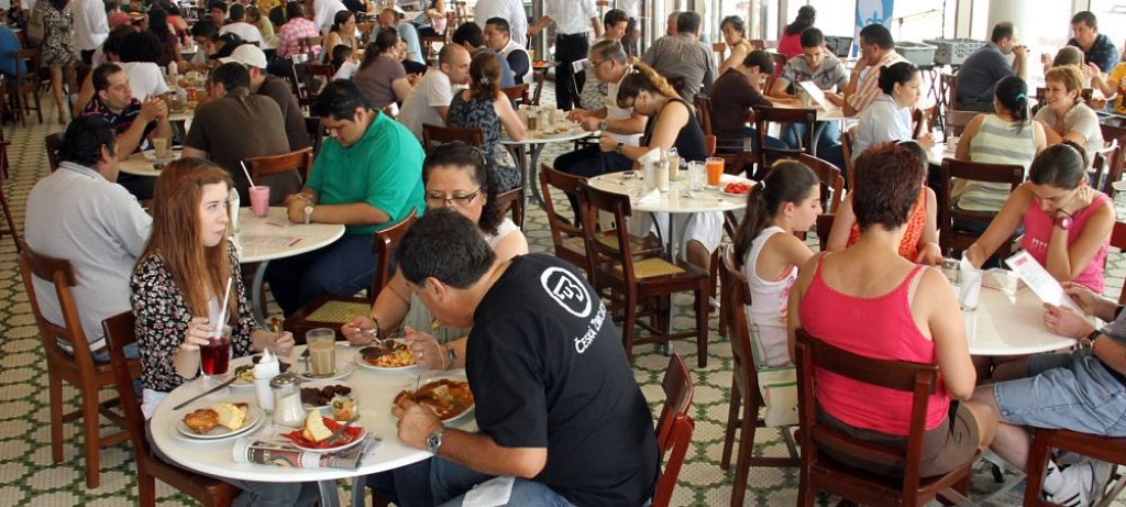 Un restaurant espagnol avec beaucoup de clients