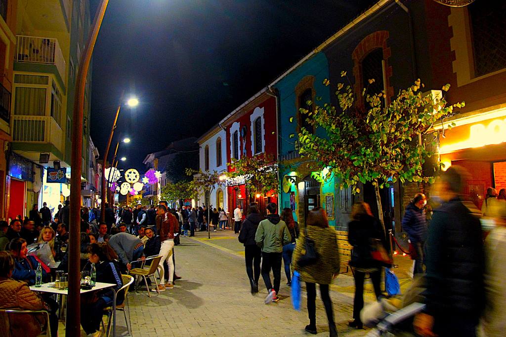 Rue la mar à Denia en Espagne pendant la nuit