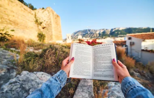 Reading time next to Denia's castle
