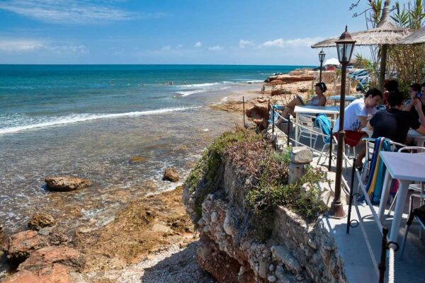 Die besten Strandbars in Dénia, um einen Drink am Meer zu genießen.