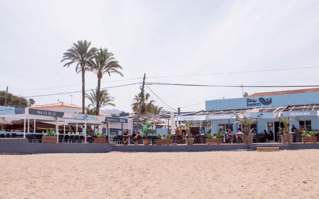 Strandbar am Strand von Denia