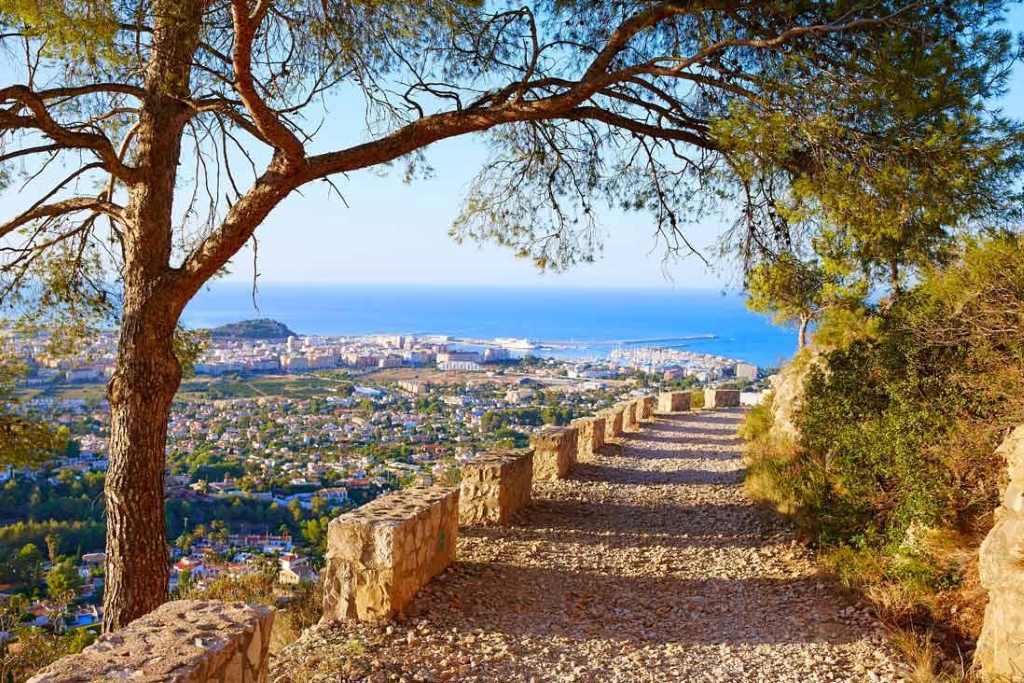 Quiet hiking route on the Vía Verde in Denia