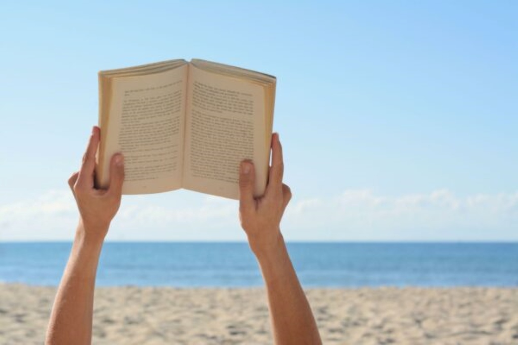 Lire allongé sur le sable de la plage de Denia