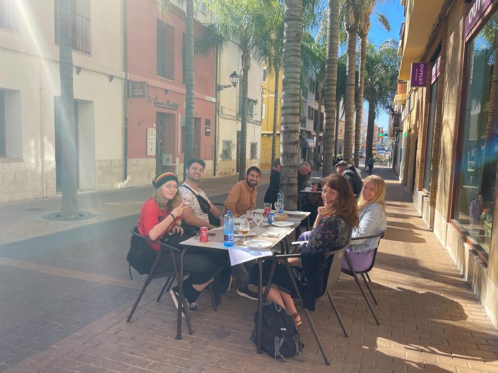 Professeurs participant à la formation des enseignants d’espagnol à Denia pendant le repas
