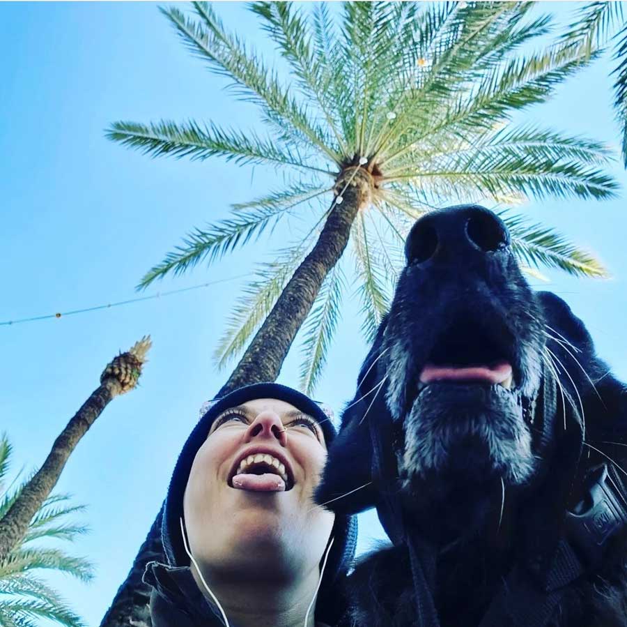 Spanischstudentin mit ihrem Hund in Spanien