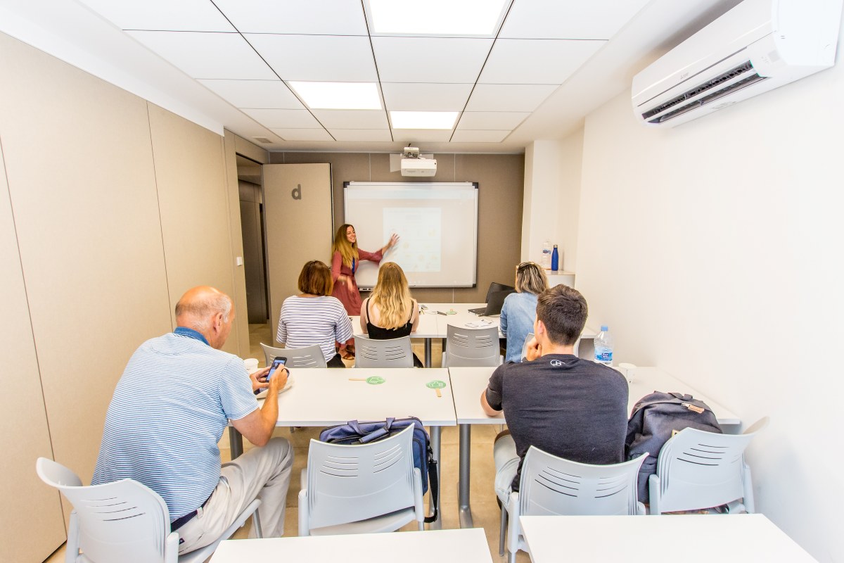 International students learning Spanish together in Denia